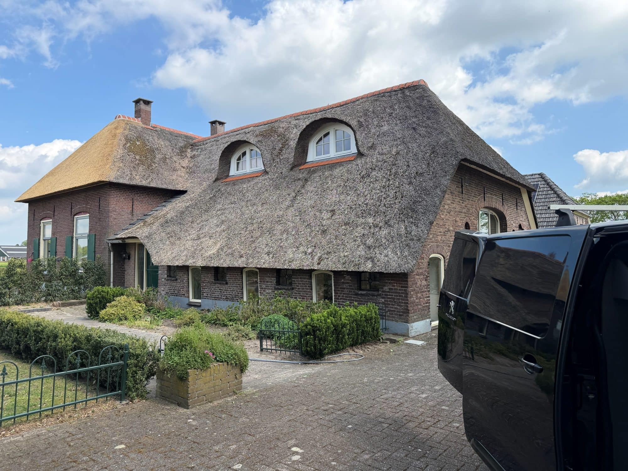 Rieten dak van boerderij brandvertragend behandeld in Bathmen