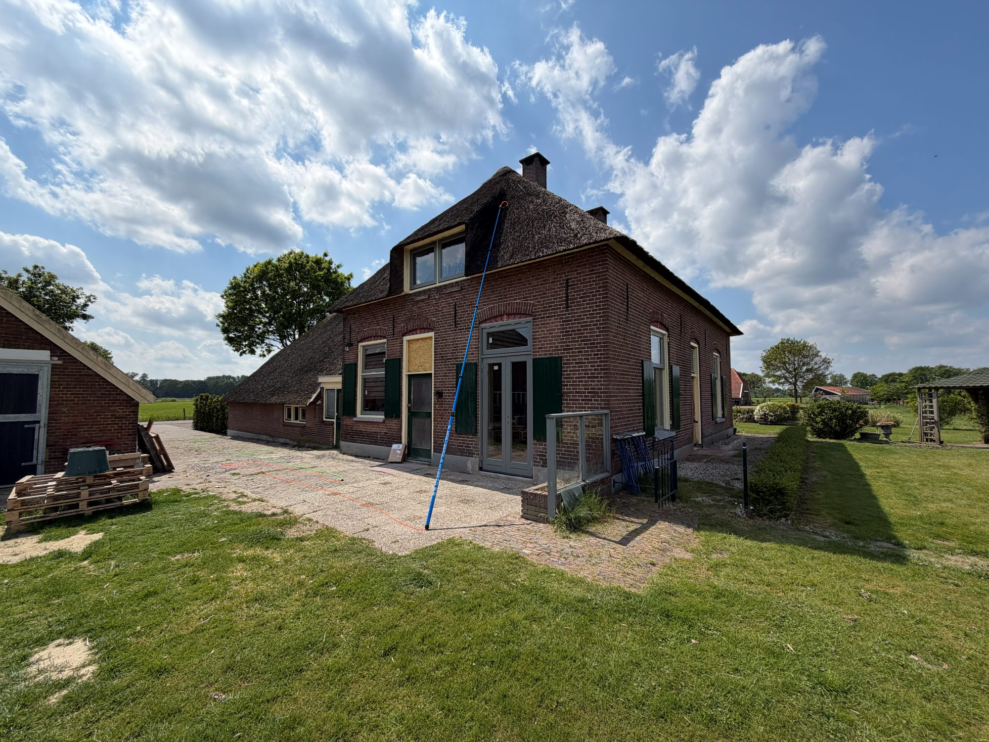 Ook de achterzijde van de boerderij is volledig behandeld