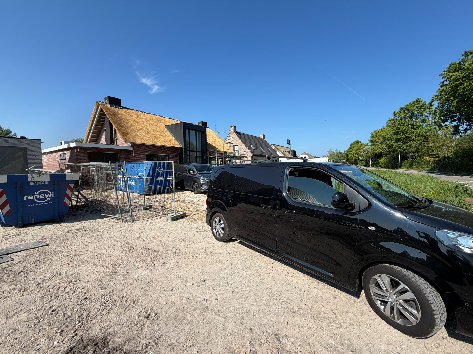Overzicht van de nieuwbouwvilla met vers rieten dak