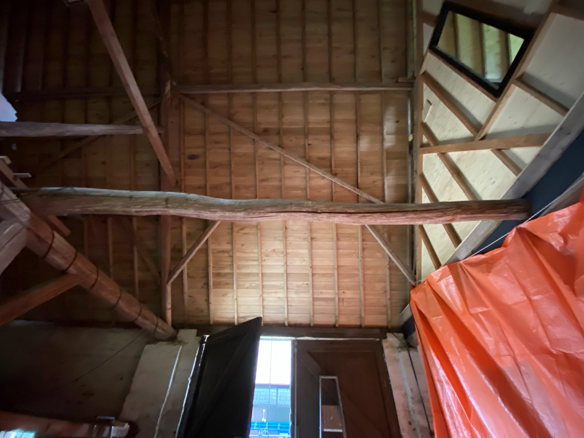 Houten plafond en gebinten van feestlocatie brandvertragend behandeld