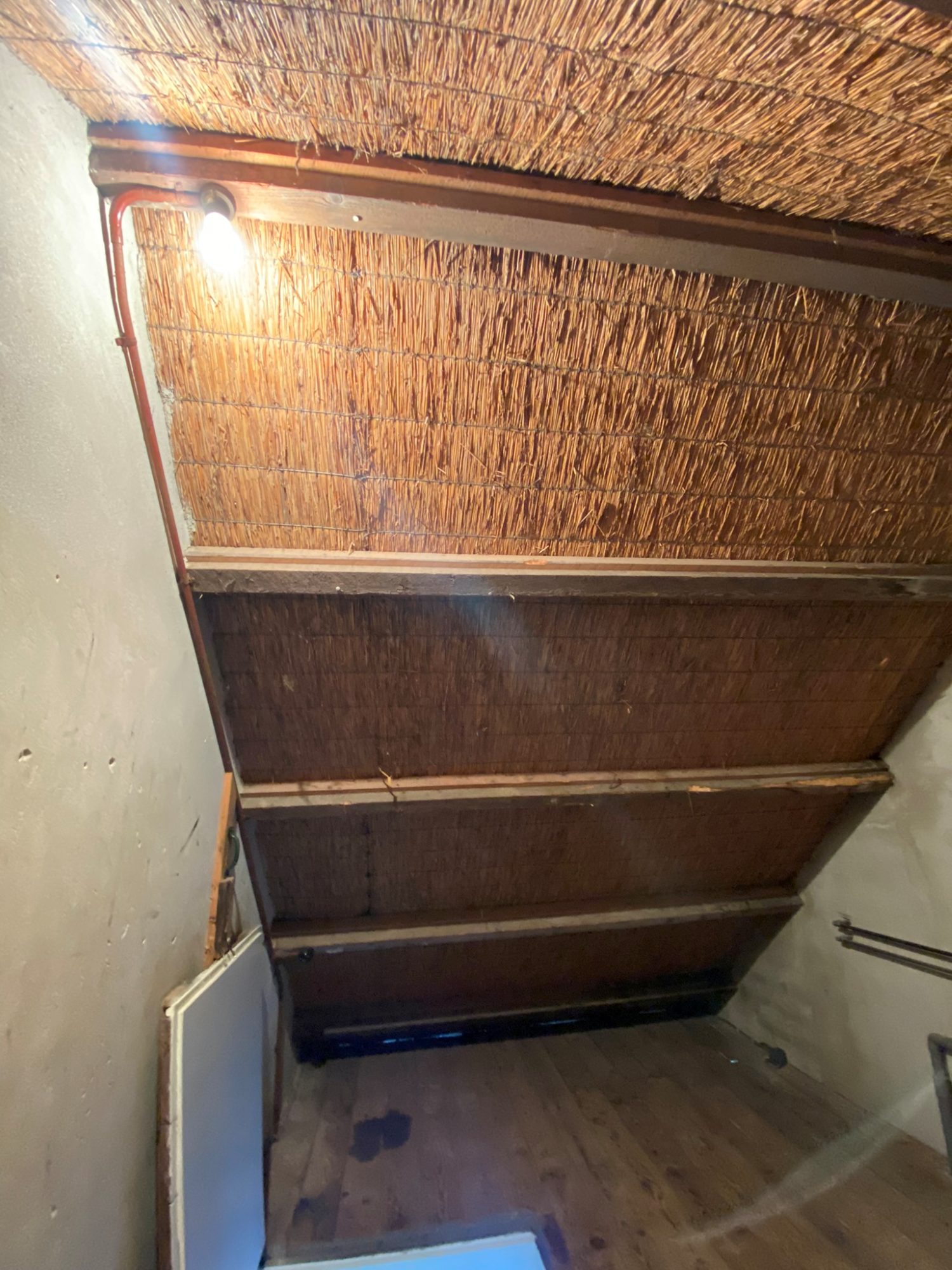 Rieten plafond boven het trapgat van de zolder