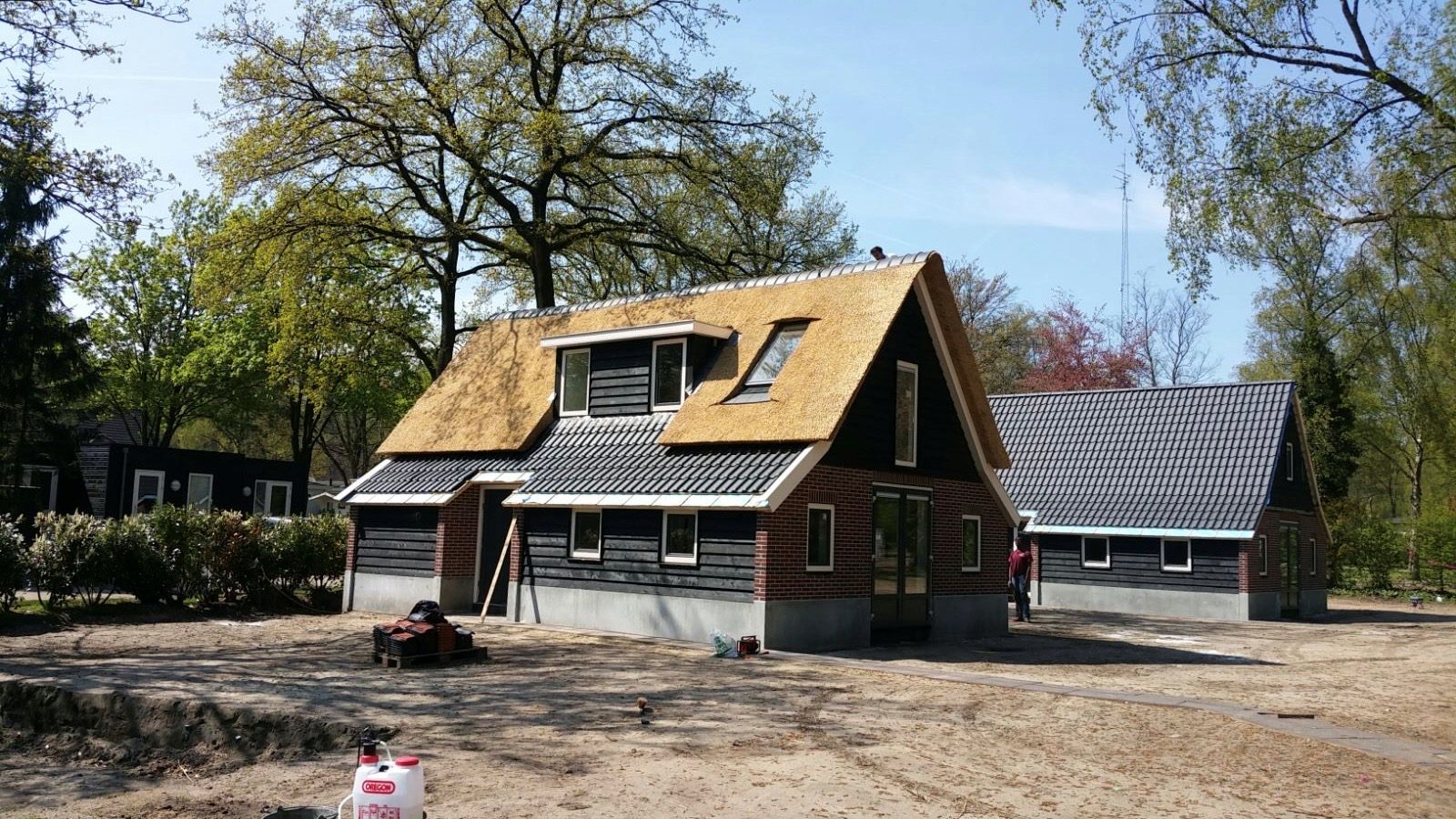 Rieten daken van vakantiewoningen brandvertragend behandeld in Zwolle