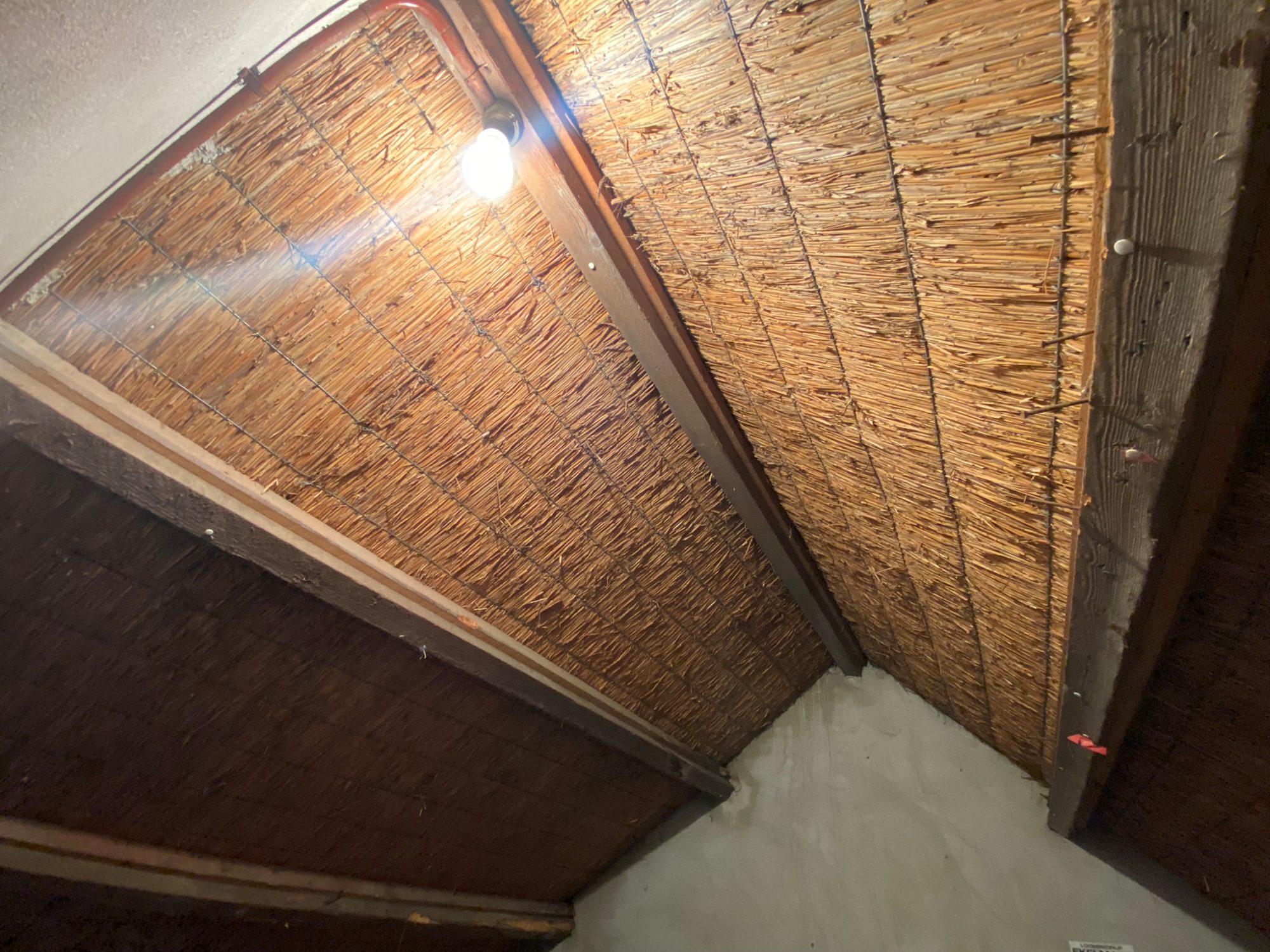 Rieten plafond op zolder van woonhuis brandvertragend behandeld
